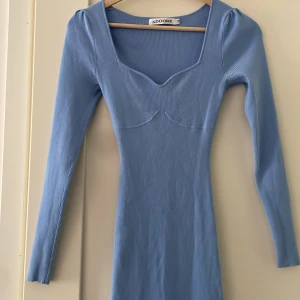 Adoore Roma klänning 34 - Stretchig klänning i fint skick! Använt fåtals gånger. Storlek 34 men passar även 36