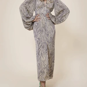 Adoore Positano klänning 40 - I nyskick, endast använt en gång pga fel storlek för mig. Storlek 40 men passar även 38