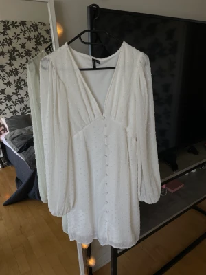 Klänning - Superfin klänning ifrån Vero Moda, Passar perfekt till student och andra härliga tillfällen