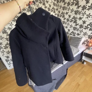 Zara Kappa - En mörkblå superfin kappa från Zara till hösten 