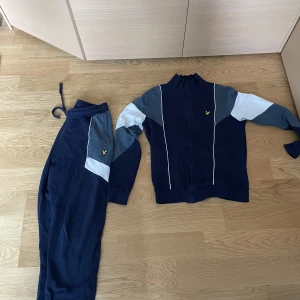 Lyle & scott dress - Hej, säljer min fina och bekväma Lyle & scott marinblåa dress. Den är i väldigt bra skick.  Tröjan är Xs  Byxan är S 