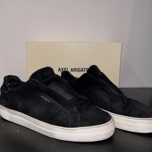 Arigatos Svart Med Vit Sula, Mocka - Säljer nu mina Arigatos -Storlek 45 -I bra skick  -1000:-  -Box osv följer med  Hör av er om ni har frågor, vill buda, ha fler bilder eller liknande 