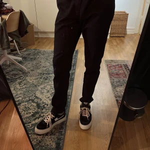 Dickies Slim Fit Byxor - Säljer dessa stilrena Dickies slim fit byxor i storlek 30/32. De har endast använts ett fåtal gånger och är i toppskick. Perfekt för dig som vill ha ett snyggt par byxor till ett bra pris.