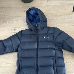 Sail Racing Dunjacka - Sail racing vinter jacka Köpt på länna sport Kond:5/10 har varit lagad man ser på ryggen