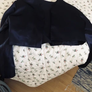 Långklänning - Sömmerskesydd. Mörkblå med tillhörande bolero ,taftliknande tyg. Använd en del, men inga fläckar. Strl ca40/42