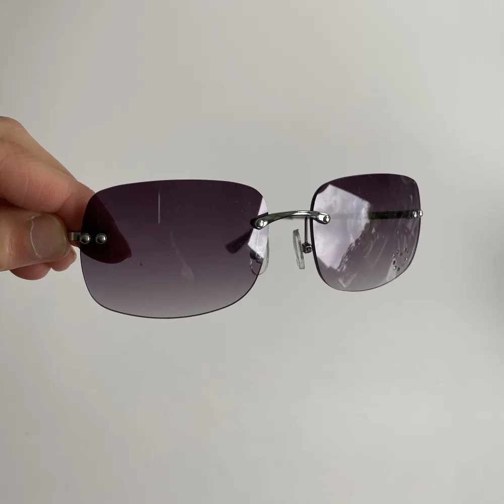Coola solglasögon med en liten hjärtdetalj i strass. Glasögonen är använda men går att använda ändå.. Övrigt.