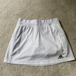 Tennis/paddel kjol  - Jättesöt tennis/paddel kjol! I storlek S. Från Adidas