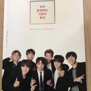 En bok om BTS på koreanska, köpt i Amsterdam 2018. Relativt mint skick, har en skråma på framsidan (finns på bild). Kan skickas per post eller avlämnas i Malmö. 