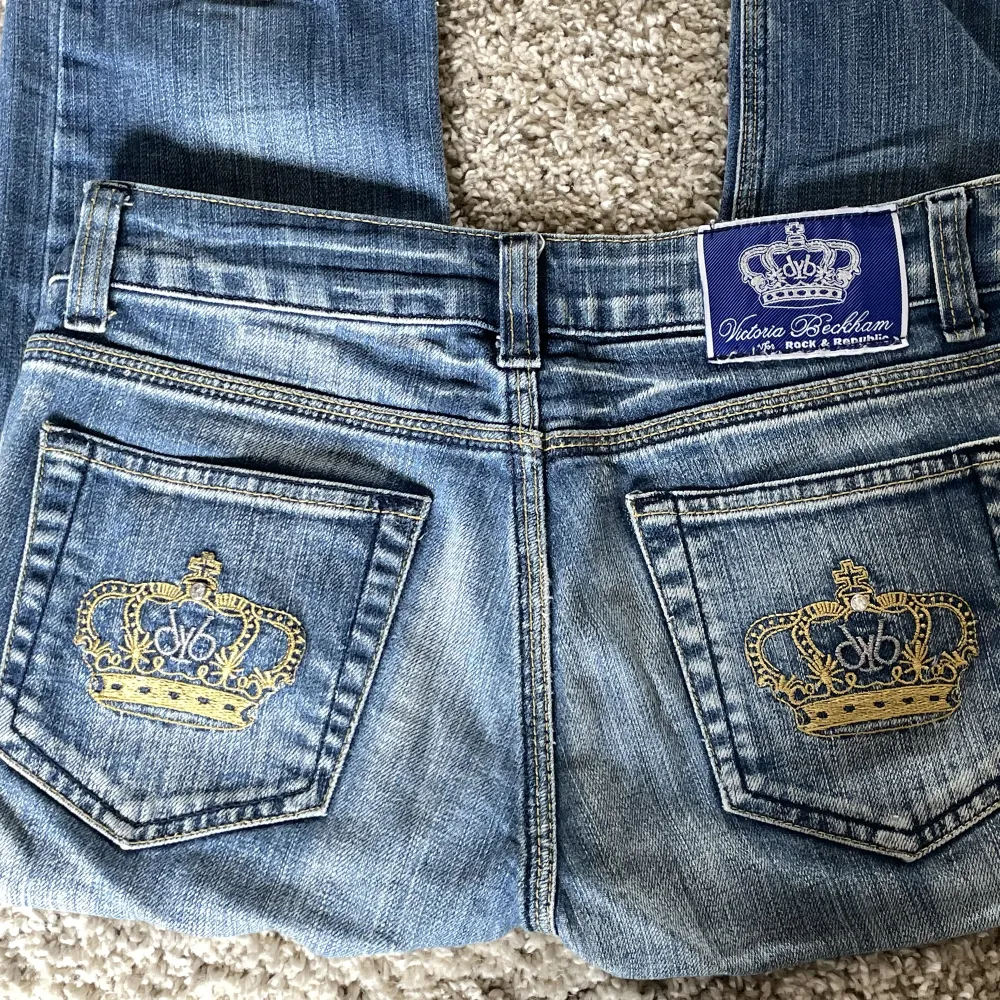 Ett jättefint par Victoria Beckham jeans som använts en gång och köpta från sellpy, men är i ett fint skick💞💞. Jeans & Byxor.