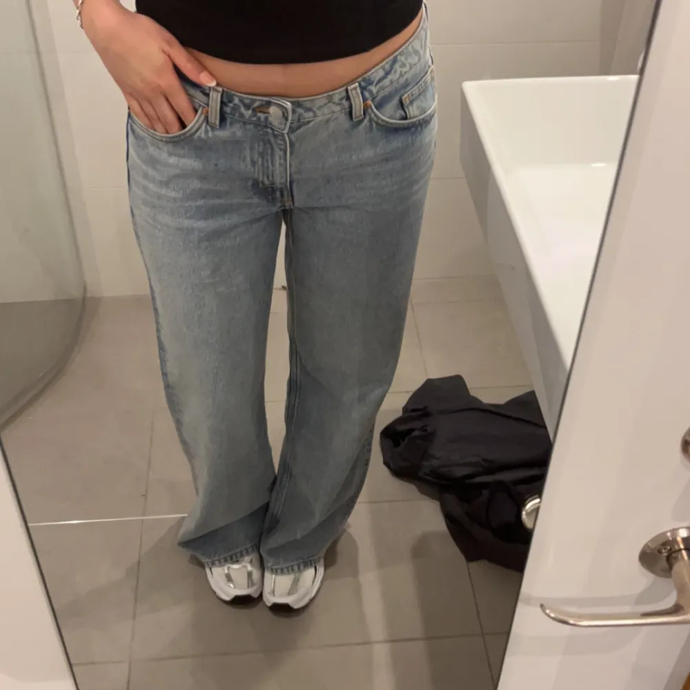 Helt oanvända jeans med lappen kvar från monki! Nypris 499 kr  Jag är 169 cm lång, skulle säga dom är som S/M. Jeans & Byxor.