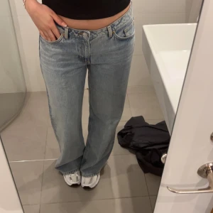 Lowaist jeans - Helt oanvända jeans med lappen kvar från monki! Nypris 499 kr  Jag är 169 cm lång, skulle säga dom är som S/M