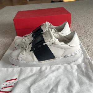 Valentino - Ett par valentino skor som jag inte längre passar i. Gott skick, allt tillbehör och skicka gärna förslag!