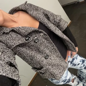 Trekvartskappa - Så himla fin trekvartskappa med inbyggd långärmat som man självklart kan klippa bort om man vill, storlek S. 