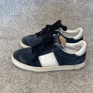 Valentino Flycrew - Valentino Flycrew! Feta flycrews i färgen Navy, storlek 39. Skorna är i använt skick, en nit på vardera sko saknas men det är inget som märks. Hör av dig vid frågor! 