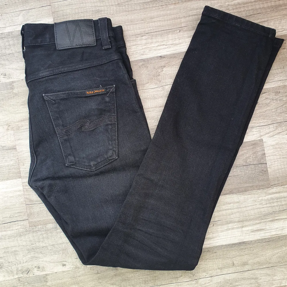 Tja säljer dessa snygga svarta nudie jeans. Modellen är Grim tim.  Skicket är som ny alltså inga fel eller skador. Hör av dig för minsta fundering . Jeans & Byxor.