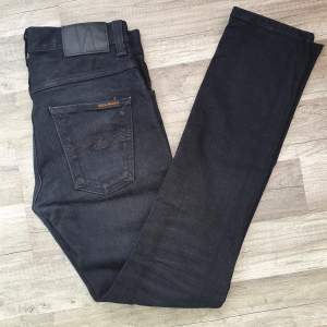 Tja säljer dessa snygga svarta nudie jeans. Modellen är Grim tim.  Skicket är som ny alltså inga fel eller skador. Hör av dig för minsta fundering 