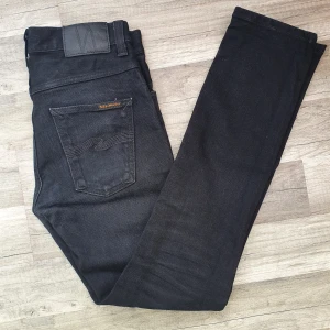 Nudie Jeans - Tja säljer dessa snygga svarta nudie jeans. Modellen är Grim tim.  Skicket är som ny alltså inga fel eller skador. Hör av dig för minsta fundering 