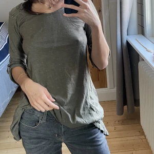 tunika - cool khaki tunika, dragkedjsdetalj på ena axeln