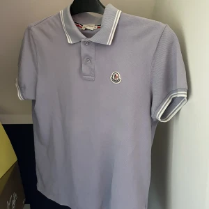 Moncler Piké - Intresekoll på min fina Moncler piké i fint skick. Säljer den på grund av att den blivit för liten, (kan gå med på byten). pris går att diskuteras vid snabb affär. Hör av er vid minsta fundering mvh Jonathan. 