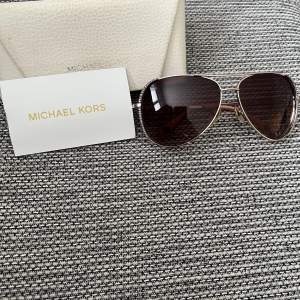 Jag säljer dessa Micheal kors solglasögonen som är väldigt fina men små diamanter på sidorna, de är i väldigt bra skick och fodralet medföljer.  Ej fri frakt!