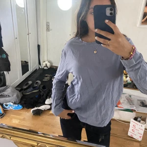 Snygg blå långärmad tröja! - En skön blå långärmad tröja köpt från HM. Perfekt att ha hemma eller till hösten! Använd fåtal gånger, bra skick