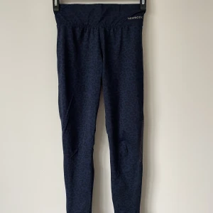 Träningstights från newbody storlek small - Märke: Newbody Vad: Träningstights  Storlek: Small Upplevd i storlek: Normal Färg: Mörkblå med djurmönster Material: Polyester, polyamid & elastan Skick: Inget att anmärka på