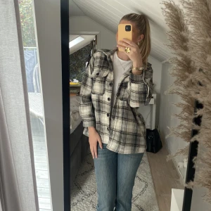 Rutig skjortjacka - Säljer denna superfina slutsålda jacka från H&M i storlek 36🤎jackan är i nyskick och knappt använd 