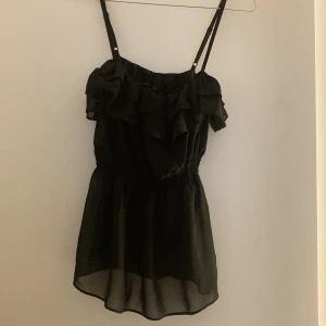 Topp - Söt topp, storlek 36 men skulle säga att den passar 34/32 oxå. 