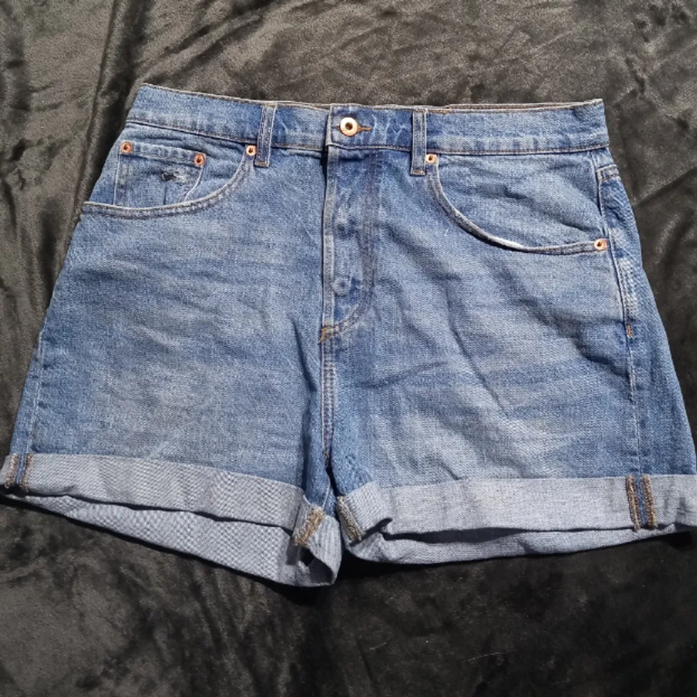 Jeans shorts storlek L, aldrig använda då dem var i fel storlek för mig men hann inte lämna tillbaka. Skriv vid frågor 💕. Shorts.