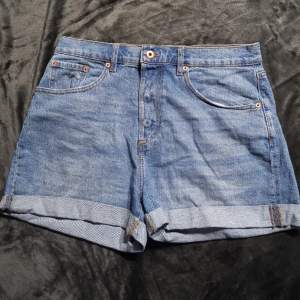 Jeans shorts storlek L, aldrig använda då dem var i fel storlek för mig men hann inte lämna tillbaka. Skriv vid frågor 💕