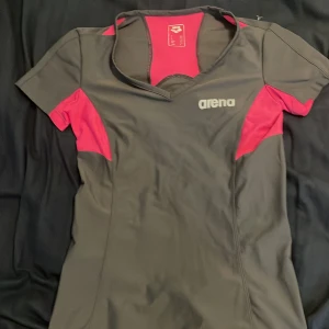 Träningströja - Säljer denna pga att den är för liten! Den formar midjan jättefint! Använd ett fåtal gånger, Max 5 gånger. Kostar 99+frakt(om det inte står fri frakt) 