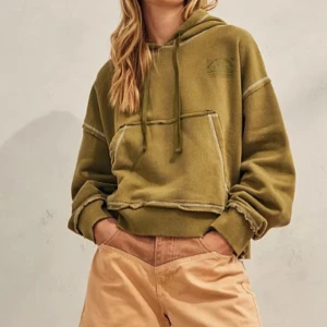 Olivgrön croppad hoodie - En fin oanvänd grön hoodie. Jättefin och gosig men satt inte helt rätt för min del :)