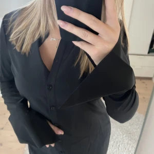 Satin klänning - Aldrig använd  Slits på armen/handen