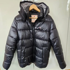 Champion jacka - Tja jag säljer nu min champion jacka som passar till höst, vinter och tidig vår. Luvan är avtagbar. Jacken är i princip oanvänd därav det fantastiska skicket. Nypris är 1500kr. mitt pris 450kr. Tveka inte på att skriva till mig vid frågor och funderingar!