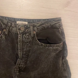 Byxor  - Ett par gråa woodbird byxor i stl 27/33, nypris 1099. Säljer för 500kr 