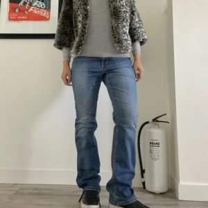 Lågmidjade jeans!! - Lågmidjade jeans som går perfekt över skorna!!! Perfekta nu till höst med såå najs färg 😍😍