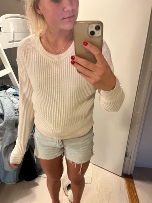 Uniqlo tröja  - Super fin vit stickad tröja från Uniqlo. Knappt använd. Strl XS 