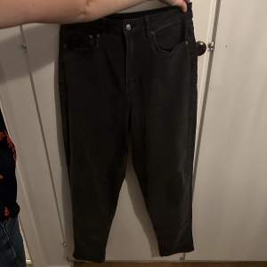 Nästan oanvända grå/svarta jeans från H&M. 100kr+frakt