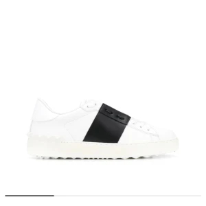 Valentino skor  - Slitna valentino skor inköpta sommar 2022, nypris ca 7000💕 billigt pris pga skicket, dustbag mm kommer med. Största delarna går självklart att tvätta, även byta ut sko snören kommer göra mycket för den som orkar 💕