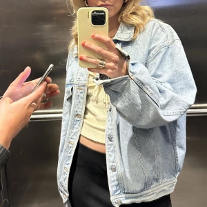 Jeansjacka - Säljer denna jeansjacka, köpt second hand och ganska oversized inga fel!!