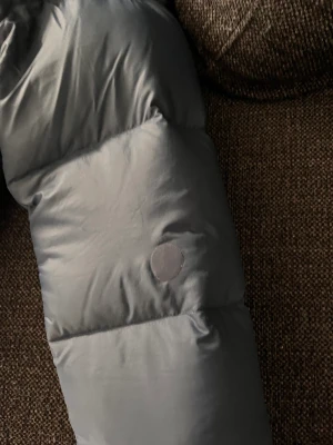 Sail racing jacka - En varm och skön vinter jacka i storlek L men passar även M. Liten defekt på en av ärmarna men inget som syns direkt. Köpt för 4000kr