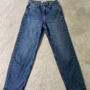 Högmidjade jeans från pull and bear. Storlek 34. Knappt använda, i mycket bra skick!💕