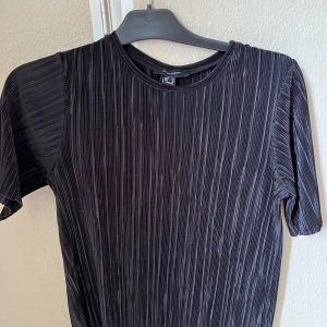 Svart kreppad t-shirt - Jätte fin svart t- shirt i stl M använd en gång