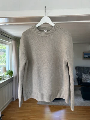 Arket stickad tröja - Stickad tröja från arket, som inte kommer till användning! Riktigt skön och bra fit!