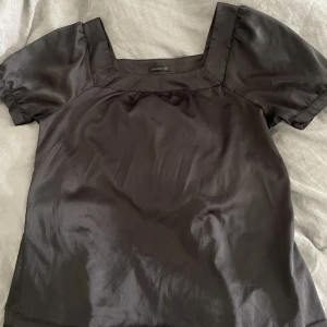 Satin topp - Säljer denna så fina satin toppen. Fin fyrkanig urringning vilket gör den lite speciell. Storlekslappen är bort men skulle säga S.