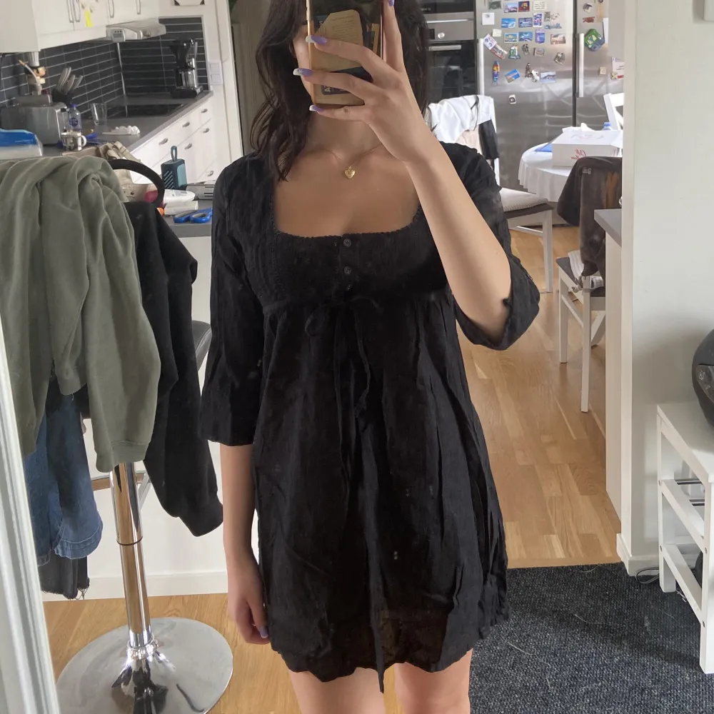 säljer denna söta svarta babydoll liknande klänningen! Märket är cubus men den är köpt secondhand:) Men i bra begagnat skick!! Kolla gärna min profil för massa mer 💓. Klänningar.