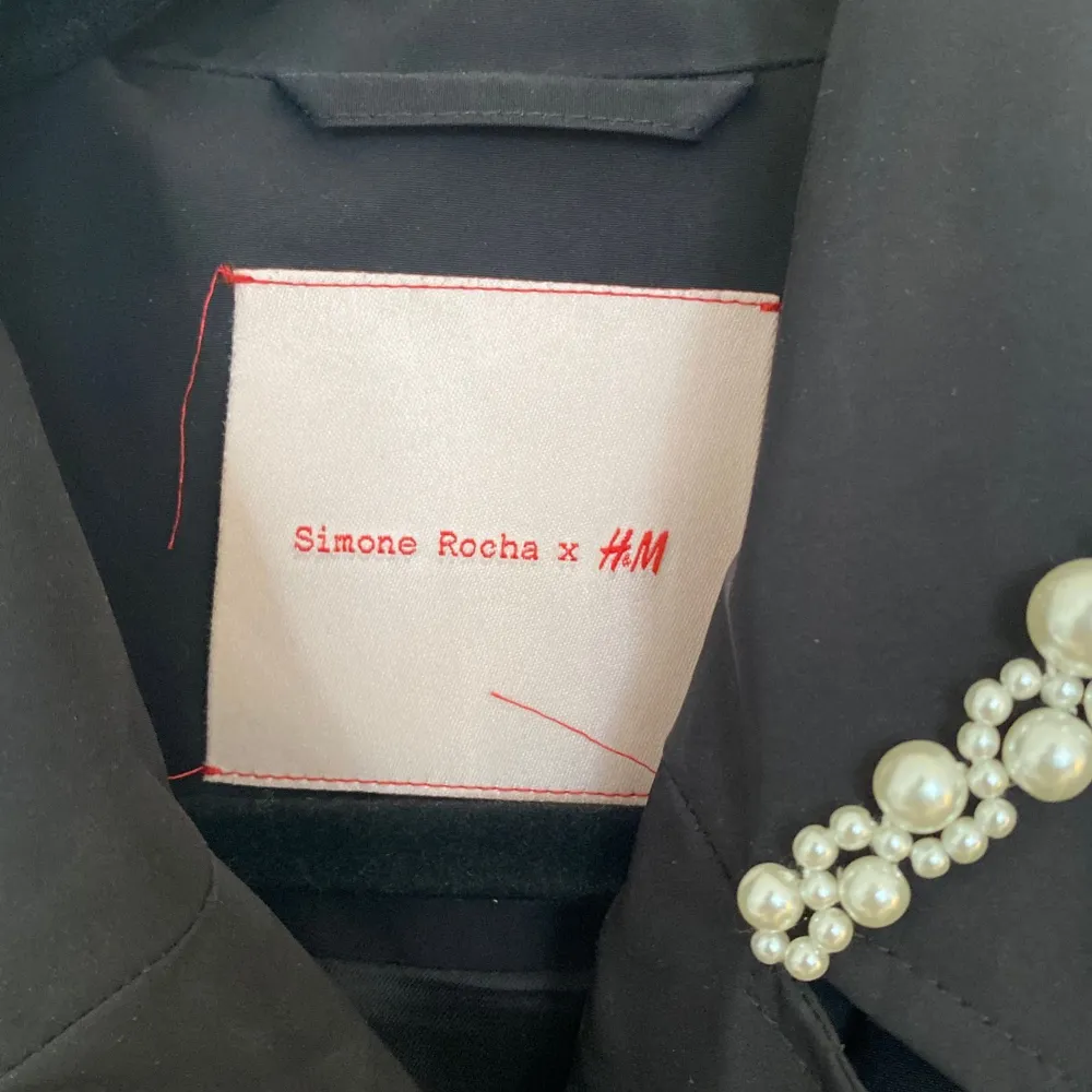 Trenchcoat från SIMONE ROCHA X H&M. Använd, men utan anmärkning.  Storlek: s Material: Polyester, Viskos. Jackor.