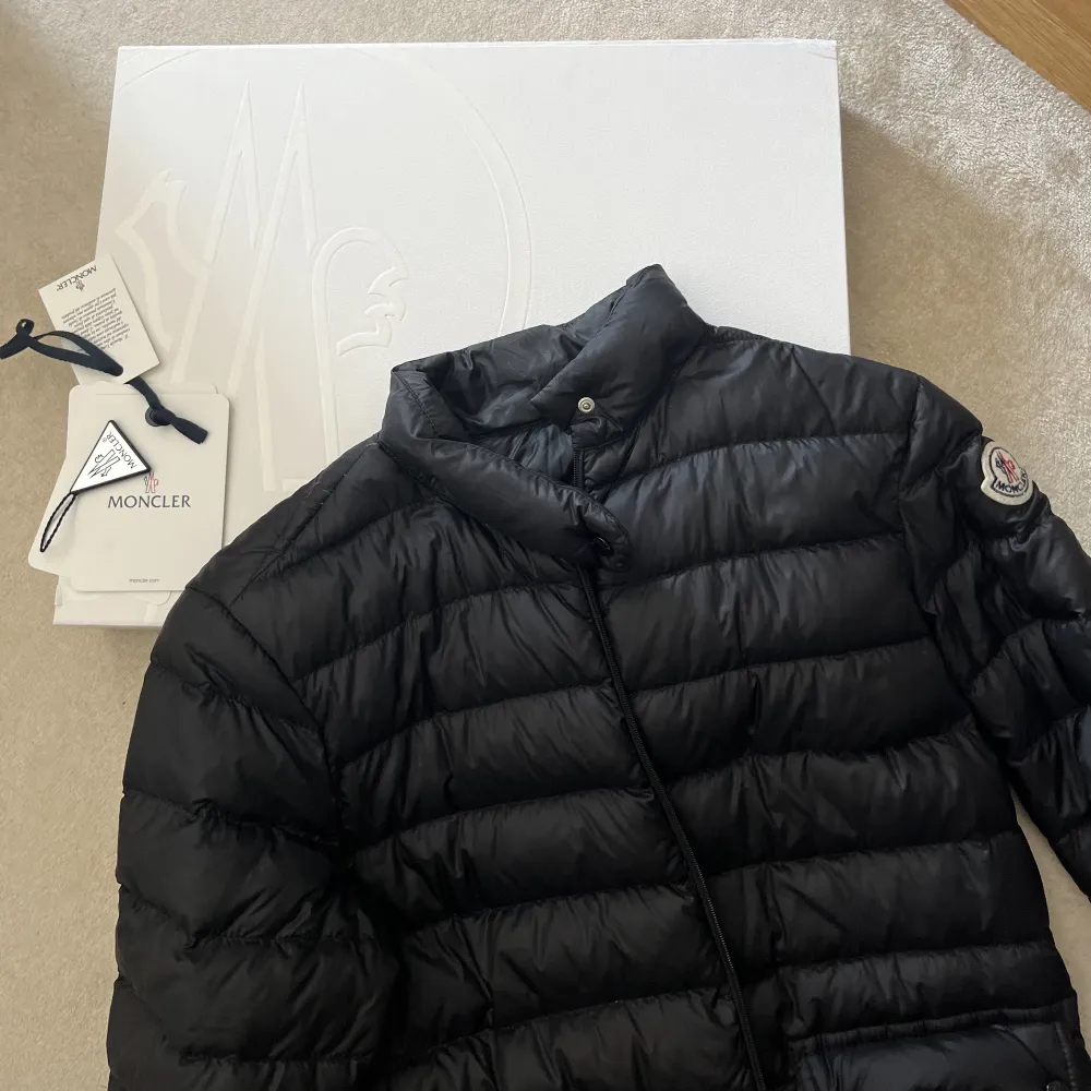 Säljer nu min moncler jacka då den är för liten för mig. Köpt på Moncler i Stockholm. Jackan kostar nu 10 620kr på Monclers hemsida. Använd men i bra skick inga skador eller defekter. Färg Night Blue. Skriv för frågor eller fler bilder.. Jackor.