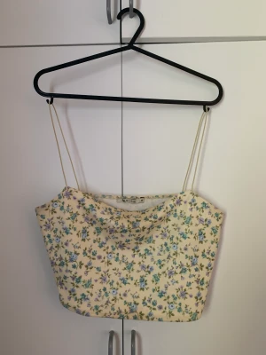 Blommig topp  - Topp ifrån Nelly, i gott skick! 