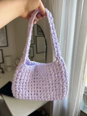 Virkad väska  - Superfin egengjord virkad väska i ljuslila💜  Modellen är en medium stor väska som passar perfekt över axeln! 